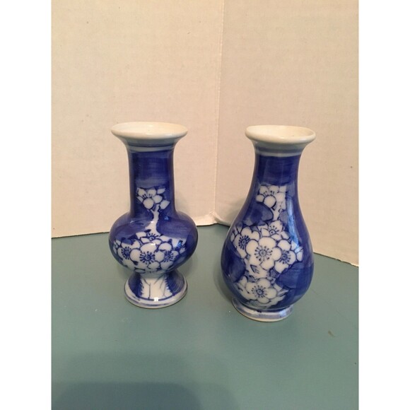 Vintage Set Of 2 Blue And White Floral Asian Mini Vases 4" H - Picture 1 of 4